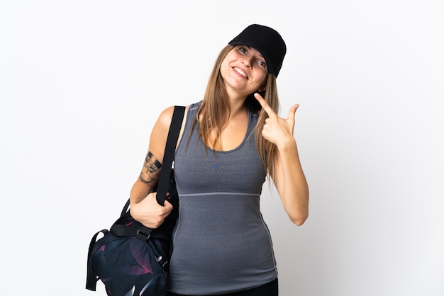 Junge Sport slowakische Frau mit Sporttasche über isoliert geben eine Daumen hoch Geste