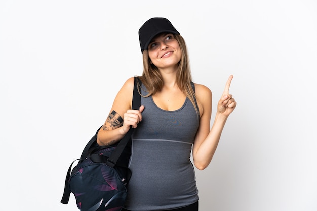 Junge Sport slowakische Frau mit Sporttasche über lokalisiertem Hintergrund, der eine große Idee aufzeigt
