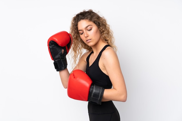 Junge Sportfrau auf Weiß mit Boxhandschuhen