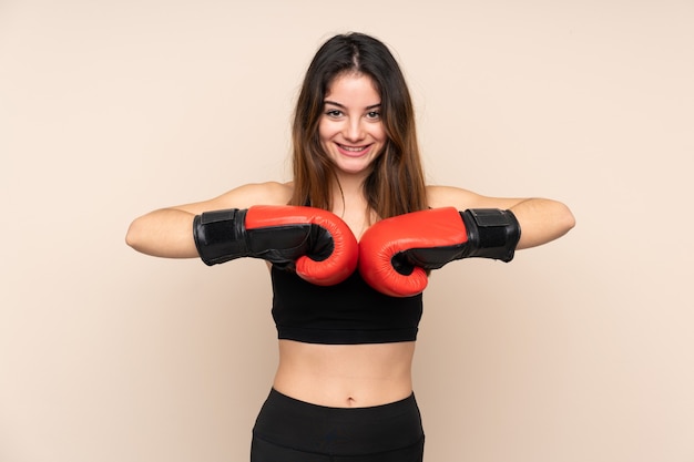 Junge Sportfrau mit Boxhandschuhen