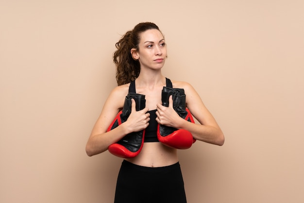 Junge Sportfrau mit Boxhandschuhen