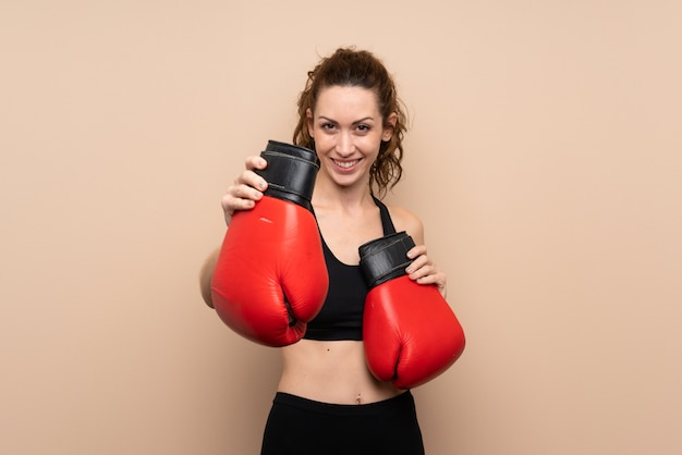 Junge Sportfrau mit Boxhandschuhen