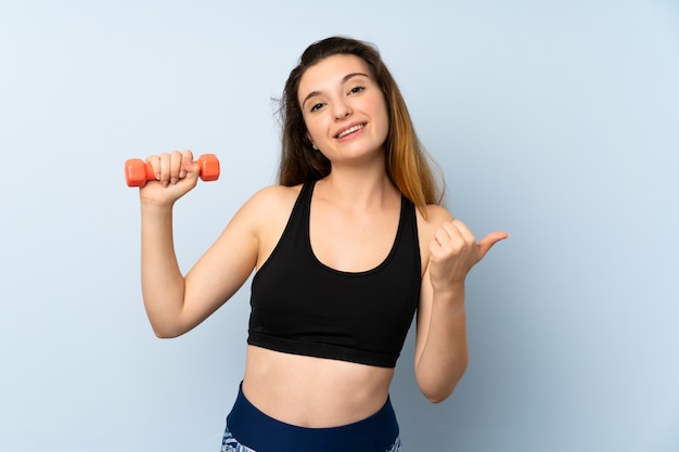 Junge Sportfrau mit Gewicht