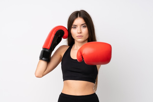 Junge Sportfrau über getrenntem Weiß mit Boxhandschuhen