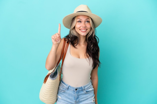 Junge Sportfrau über weißer Wand mit einem Apfel