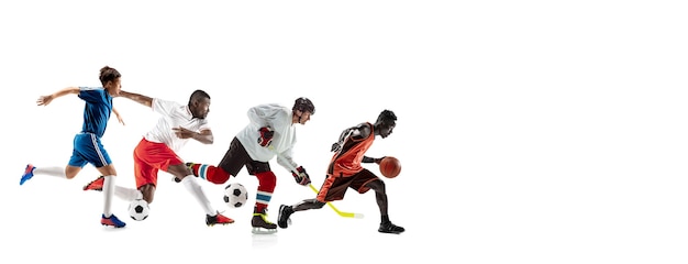 Junge Sportler, die auf weißem Studiohintergrund laufen und springen. Konzept von Sport, Bewegung, Energie und dynamischem, gesundem Lebensstil. Trainieren, in Bewegung üben. Flyer. Basketball, Hockey, Fußball.