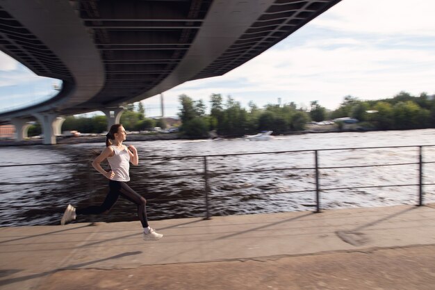 Junge Sportlerin beschleunigt beim Joggen