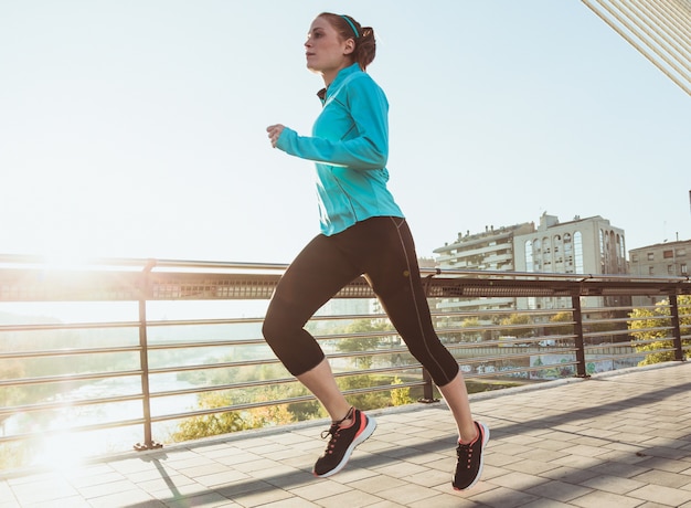 Junge Sportlerin läuft