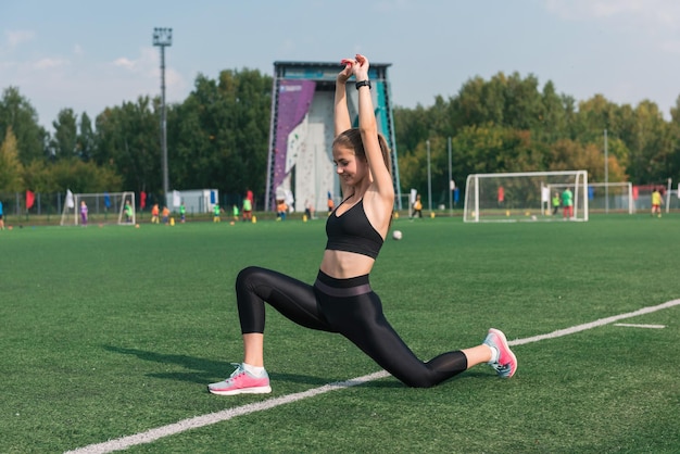 Junge Sportlerin trainiert im Stadion im Freien