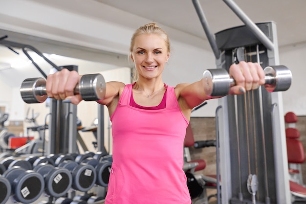 Junge sportliche blonde Frau in der Turnhalle.