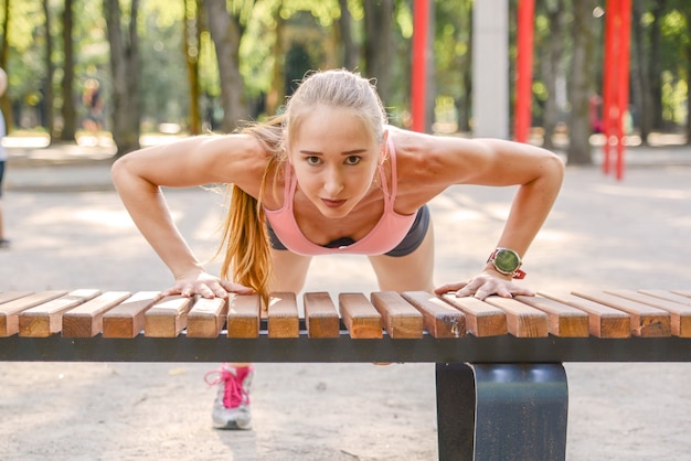 Foto junge sportliche frau treibt sport im park outdoor-fitness gesunder lebensstil