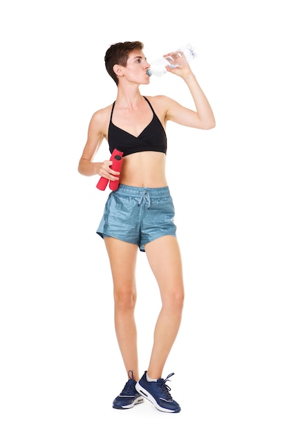 junge sportliche Frau trinkt Wasser auf isoliertem weißem Hintergrund