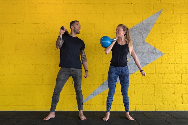 Junge sportliche Frau und Mann, die im Fitnessstudio trainieren