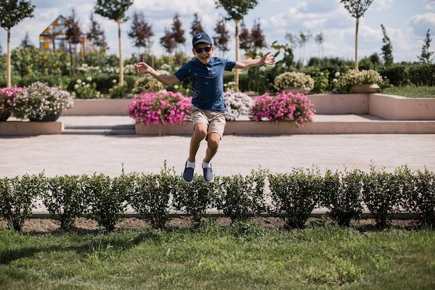 Junge springt vor Freude im Park