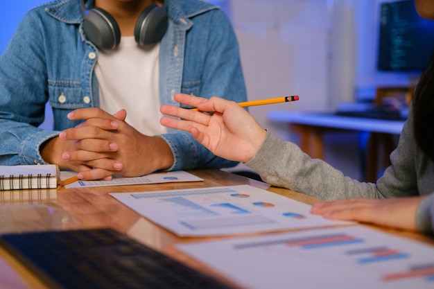 Junge Startup-Geschäftsleute arbeiten Brainstorming-Treffen zusammen, um die neue Projektinvestition zu besprechen.