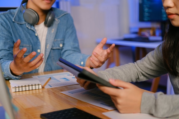 Junge Startup-Geschäftsleute arbeiten Brainstorming-Treffen zusammen, um die neue Projektinvestition zu besprechen.