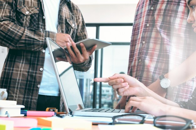 Junge Startups Geschäftsleute Teamarbeit brainstroming Treffen zu diskutieren Plan Startup Projekt.