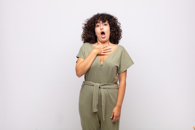 junge staunende Frau mit Afro-Haaren