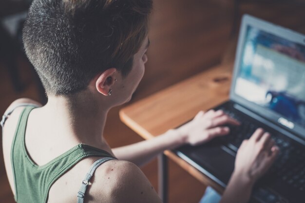 junge stilvolle Frisur Frau mit Notebook