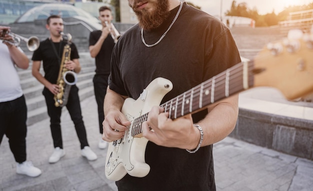 Junge Straßenmusikband spielt viele Musikinstrumente