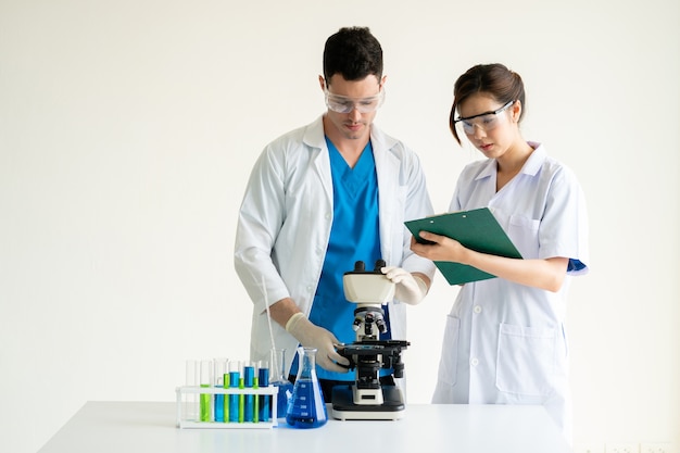 Foto junge studenten der chemie, die im labor arbeiten.