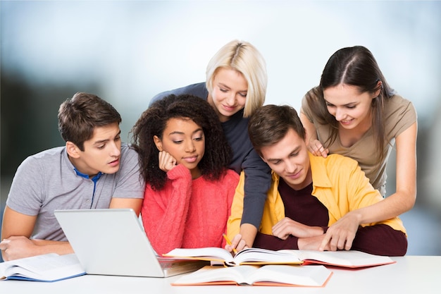 Junge Studenten, die auf Bibliothekshintergrund studieren