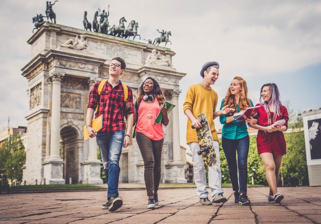 Junge Studenten im Freien