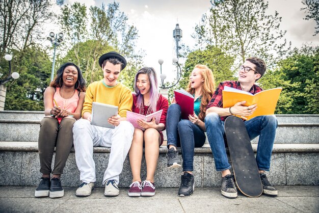 Junge Studenten im Freien