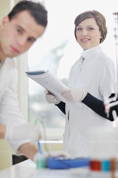 junge studenten im hellen labor