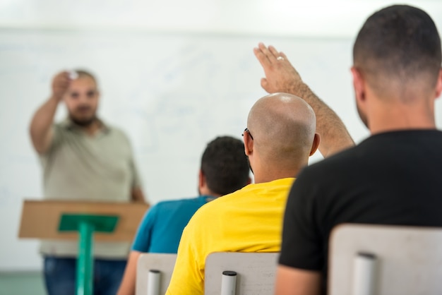 Junge Studenten im Klassenzimmer