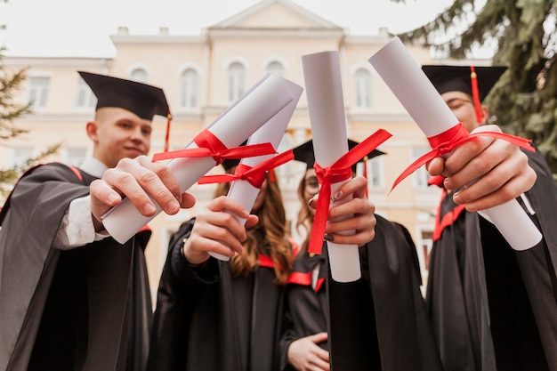 Junge Studenten mit Diplom