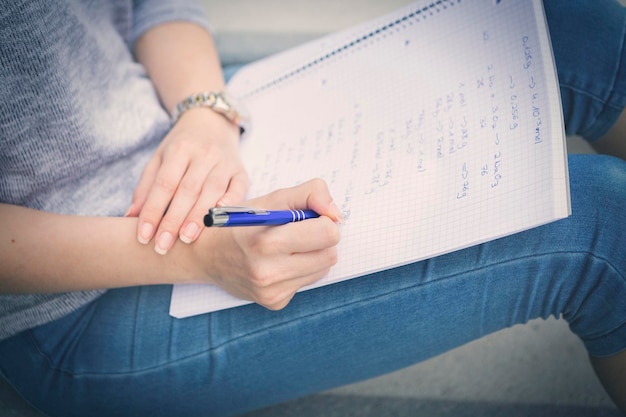 Foto junge studenten schreiben notizen ins notizbuch