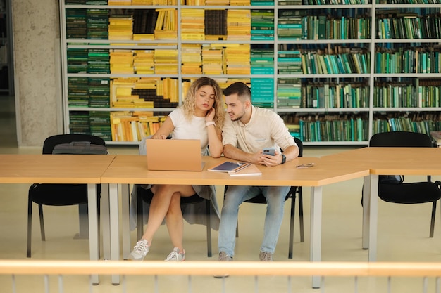 Junge Studenten von Jungen und Mädchen sitzen in der Bibliothek und studieren Hintergrund von Büchern Collage-Konzept