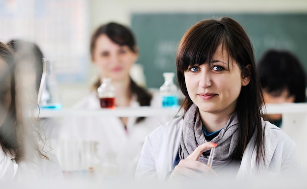 junge studentengruppe im hellen chemielabor