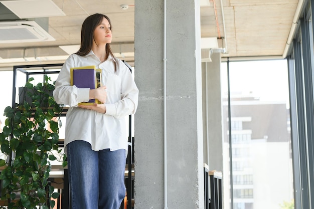 Junge Studentin an der Universität