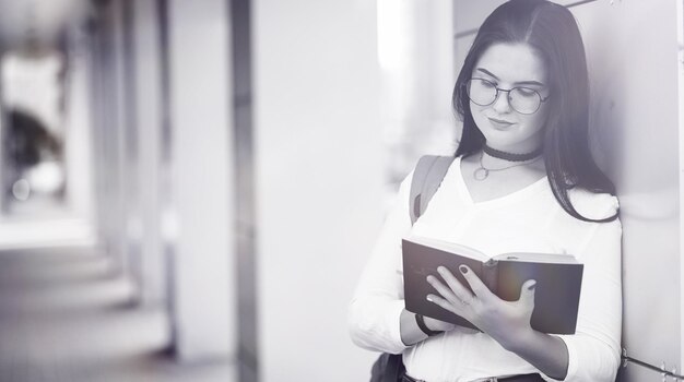 Junge Studentin auf der Straße