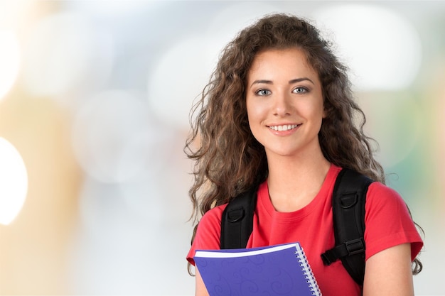 Junge Studentin auf unscharfem Hintergrund