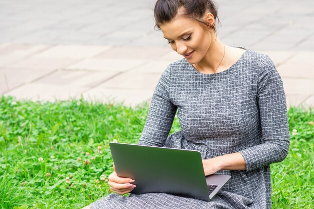 Junge Studentin benutzt Laptop