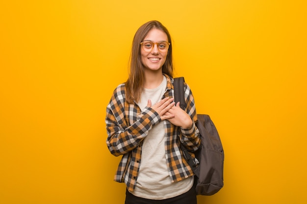 Junge Studentin, die eine romantische Geste tut