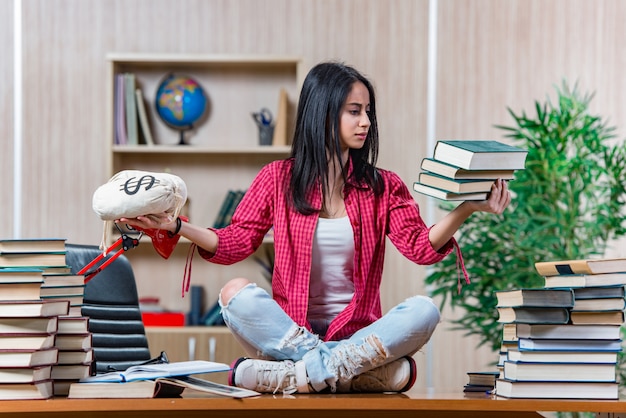 Junge Studentin, die für Collegeschulprüfungen sich vorbereitet