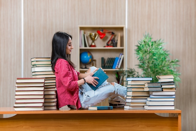 Junge Studentin, die für Collegeschulprüfungen sich vorbereitet