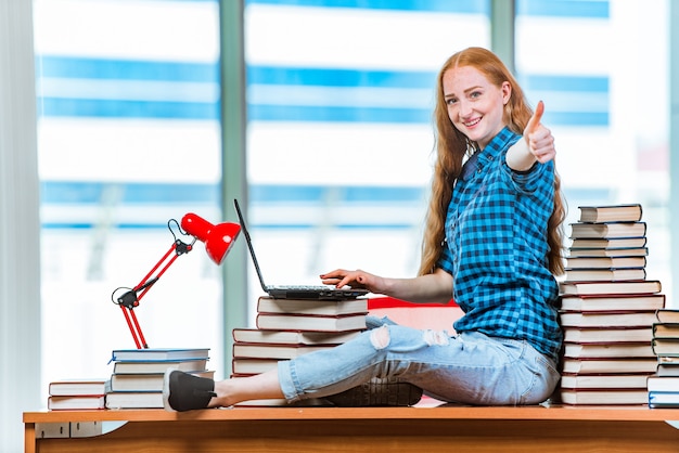 Junge Studentin, die für Prüfungen sich vorbereitet