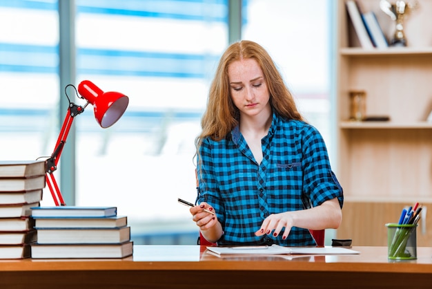 Junge studentin, die für prüfungen sich vorbereitet