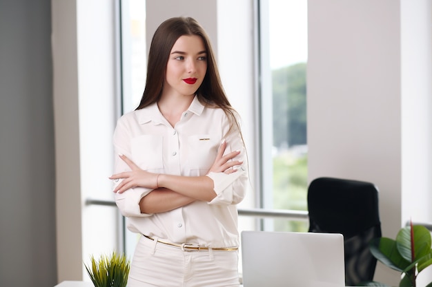 Junge Studentin, die im Büro sitzt und Probleme löst.