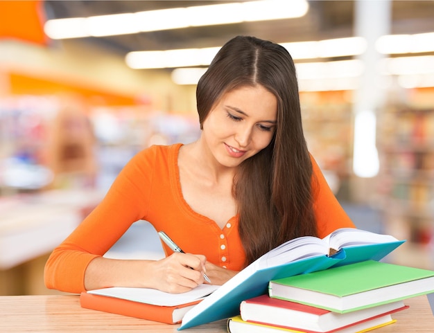 Junge Studentin in der Bibliothek.