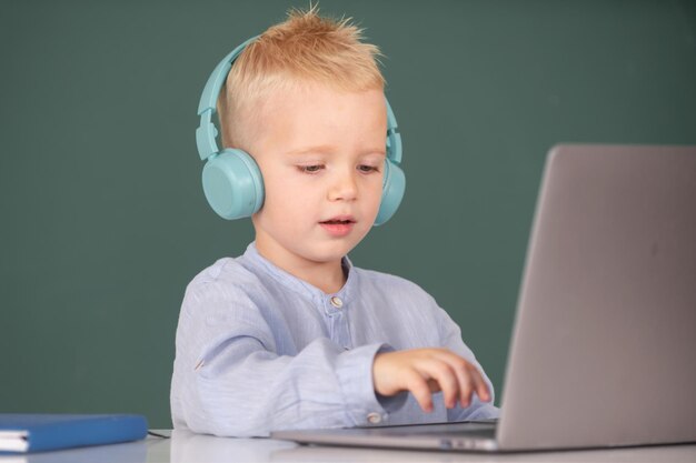 Junge Studentin lernt online im Unterricht Kind studiert Online-Videoanruf mit Zoom Schülerkind lernt Englisch