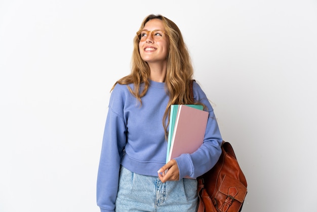 Junge Studentin lokalisiert auf Weiß, das eine Idee beim Aufschauen denkt