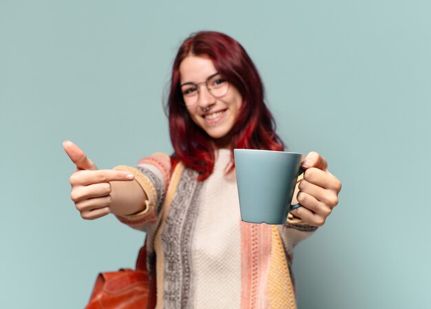 Junge Studentin mit einer Kaffeetasse