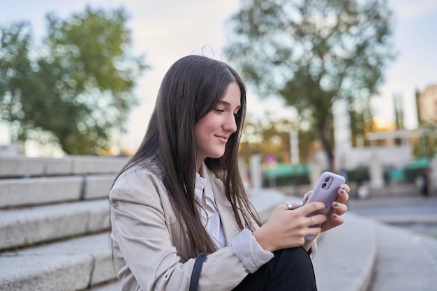 Junge Studentin mit ihrem Smartphone