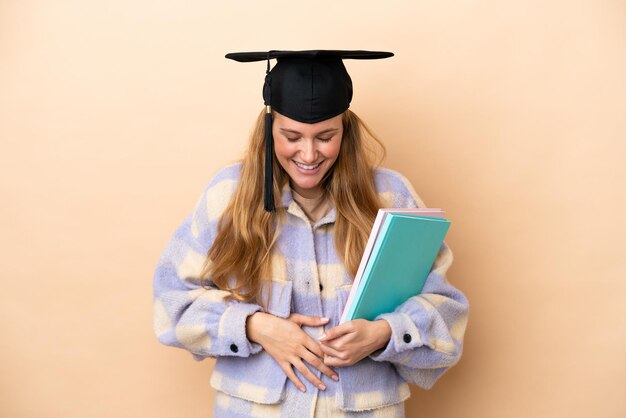 Foto junge studentin mit isoliertem hintergrund lächelt viel